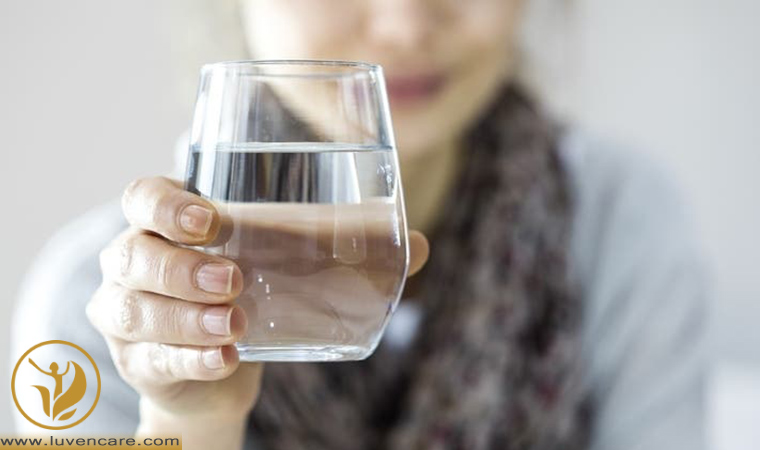 نوشیدن آب برای شفاف شدن پوست